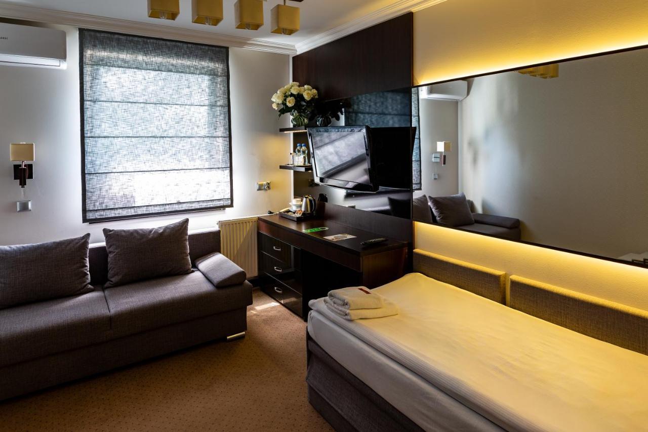 Hotel Senator Konferencje & Spa スタラホビツェ エクステリア 写真